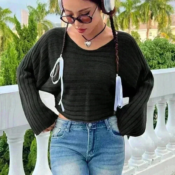 Black Casual Women's Solid Color Short Batwing Sleeve Sweater - Picture 6 of 7